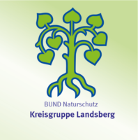 Das Logo des Bund Naturschutz, Kreisgruppe Landsberg: ein gezeichneter grüner Baum mit großen Blättern und Wurzeln, der blaue umrandet ist